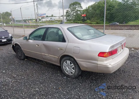 2001 Toyota Camry Le z USA, uszkodzony, nr VIN 4T1BG22K91U867787